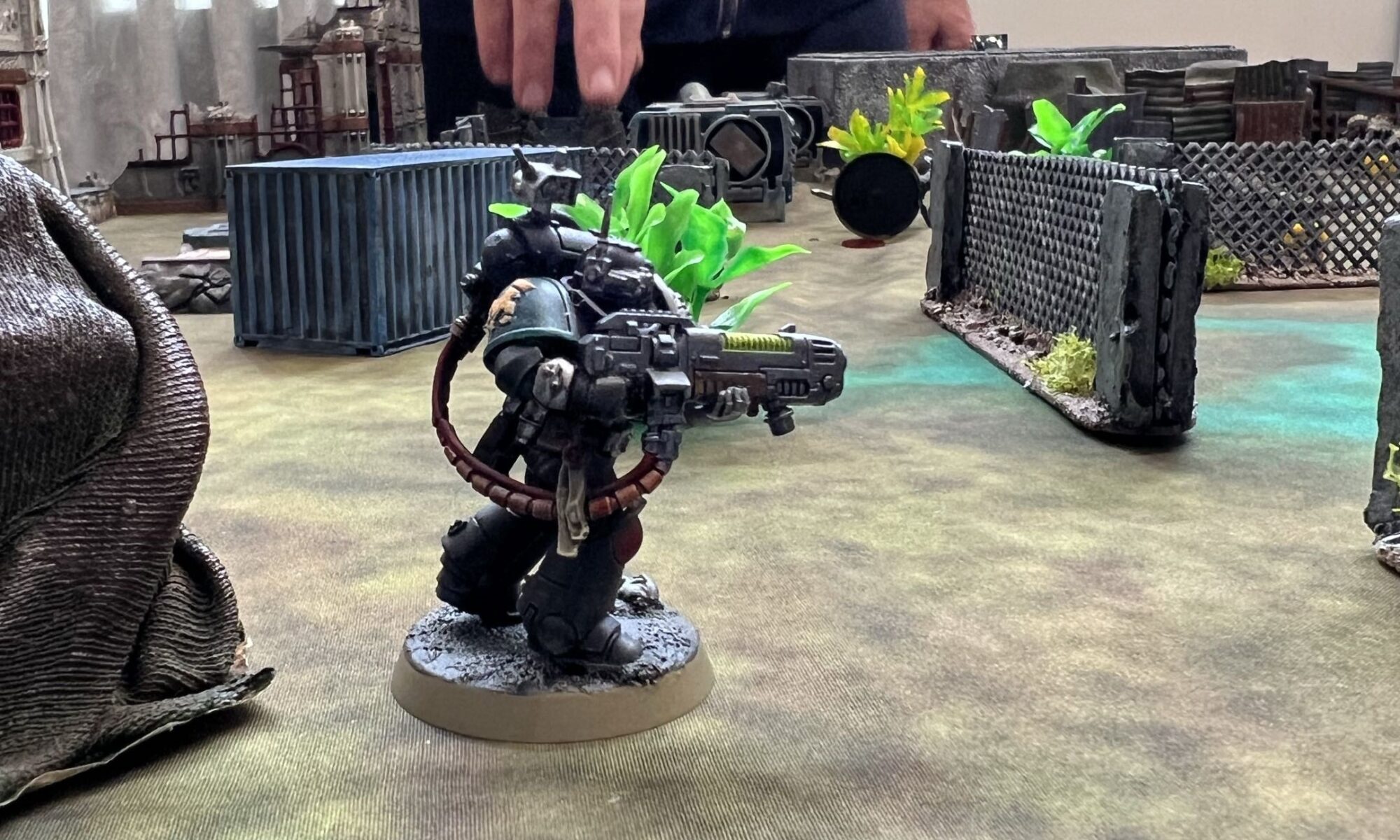 A lone space marine is left behind in this collaborative skirmish game